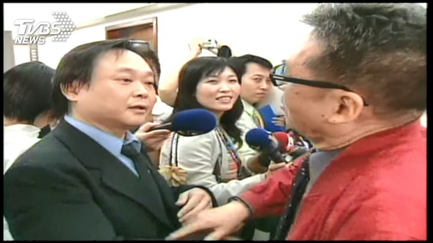 曾批「李敖死了」！王世堅泛淚道歉　網友看法兩極
