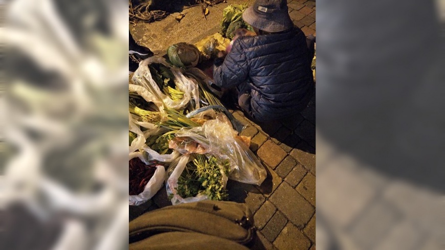 網友表示,與朋友看到阿婆深夜還在路邊擺攤,產生憐憫之心,才會想要幫助阿婆早點回家。