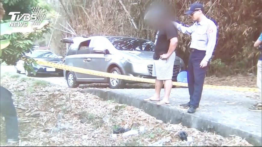 陳男跟隨警方回現場模擬犯案過程