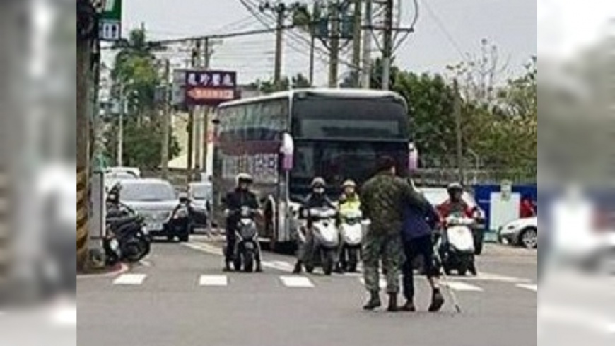 女網友表示,行動不便的老人家過馬路時不斷顫抖身體,直到國軍弟兄的幫助,才化解一場危機。