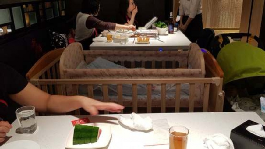 狂!帶幼兒到海底撈用餐 店員搬出「嬰兒床」