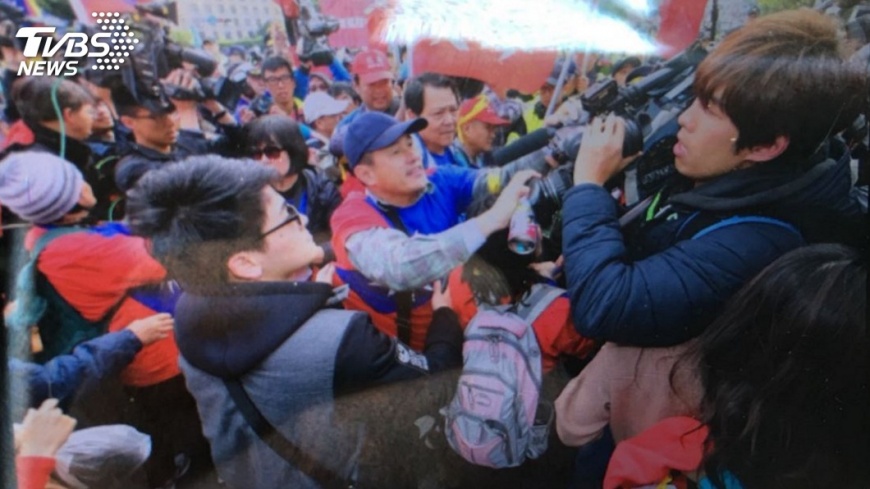 民眾推擠媒體記者。圖/TVBS