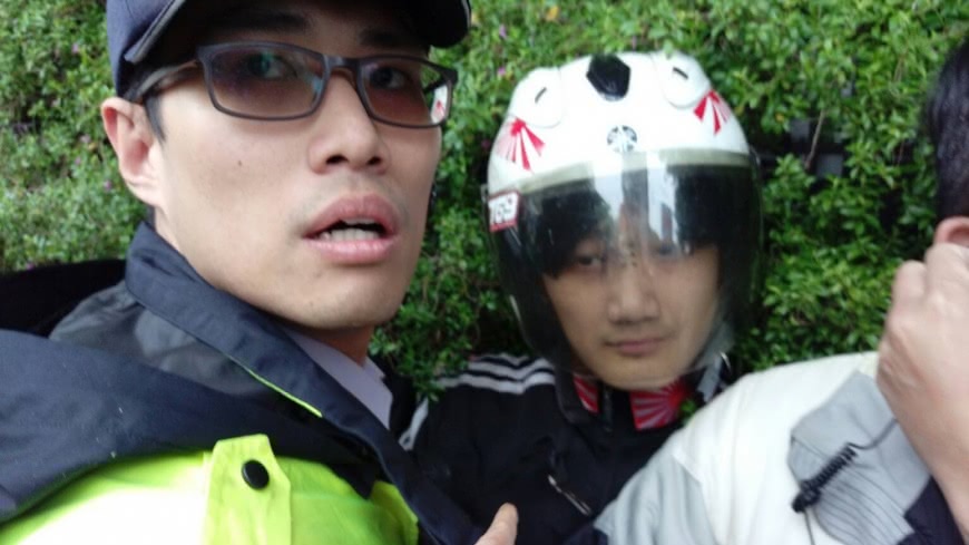 騎士被警方架離。圖/民眾提供