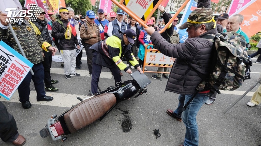 「打死他！」反年改攻擊誤闖騎士、狂砸機車