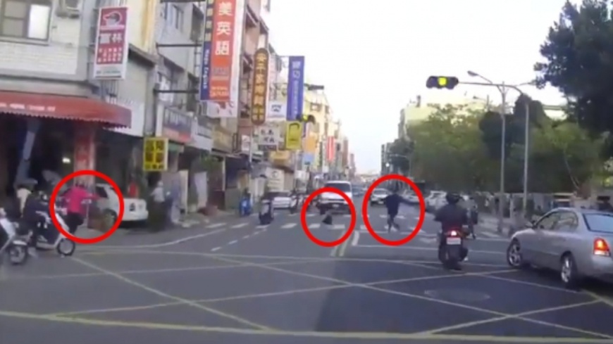 急討抱!男童突穿越馬路 嬤漫步車陣被罵翻