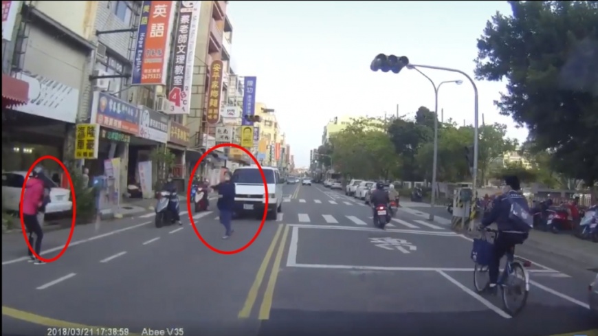 阿嬤見到孫子安全後就在路上直接放慢腳步,相當危險