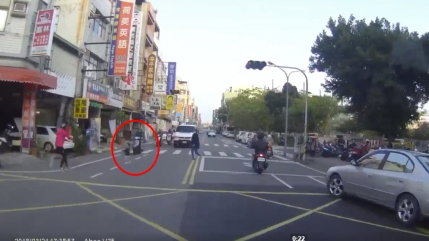 男童險些被經過的機車撞上