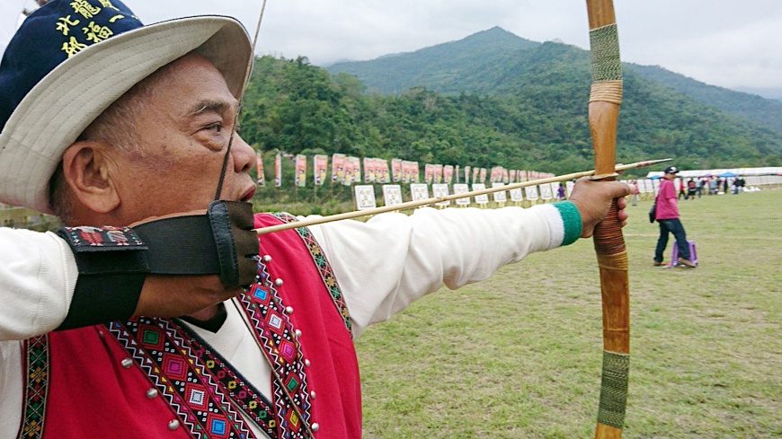 他射得一手好箭 卻成為「失去指紋的男人」
