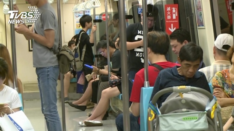 他搭捷運被擠嗆「碰到我了老太婆」 婦怒吐口水反擊