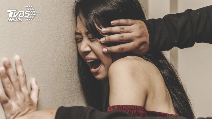 4男性侵17歲少女 親友火大逮人「扒光鞭打」遊街