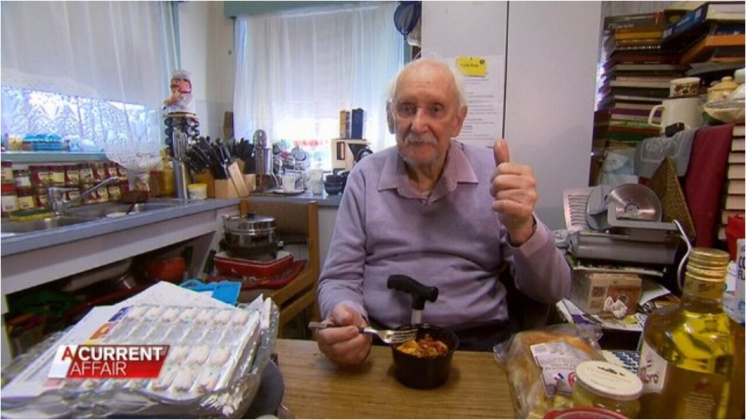 90歲癌爺吃冷飯幫癌妻還債 銀行:不用還了!