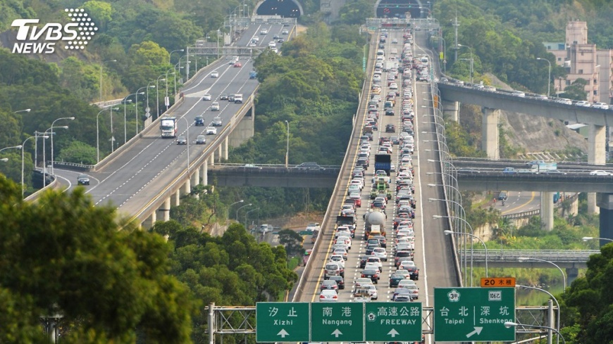 清明連假首日國道雙向車流量史上最高 午後4點才紓解