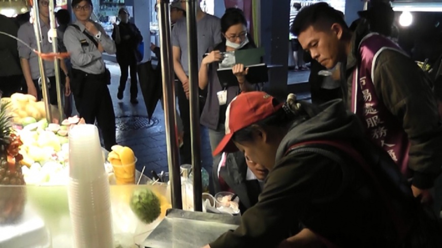 台北市場處近期針對士林夜市加強稽查。圖/台北市市場處提供