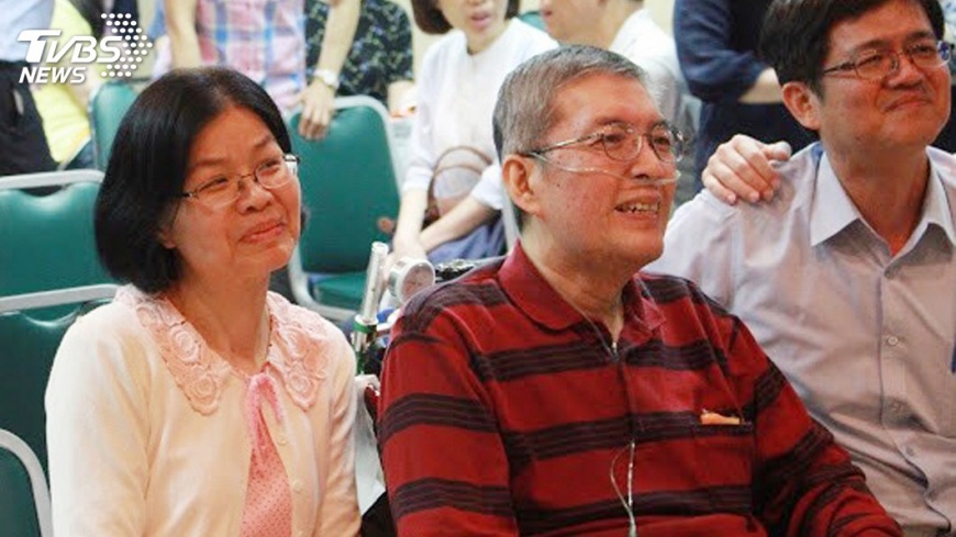 淚謝親友!癌末醫辦生命告別式 接下「人生畢業證書」