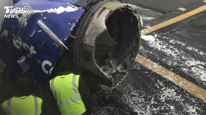 美西南航空班機爆炸迫降 乘客差點被吸出艙外