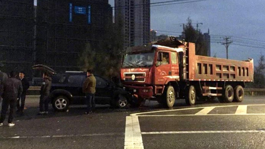 翁男的車子和大貨車迎面對撞,圖/截取自《都市快報》