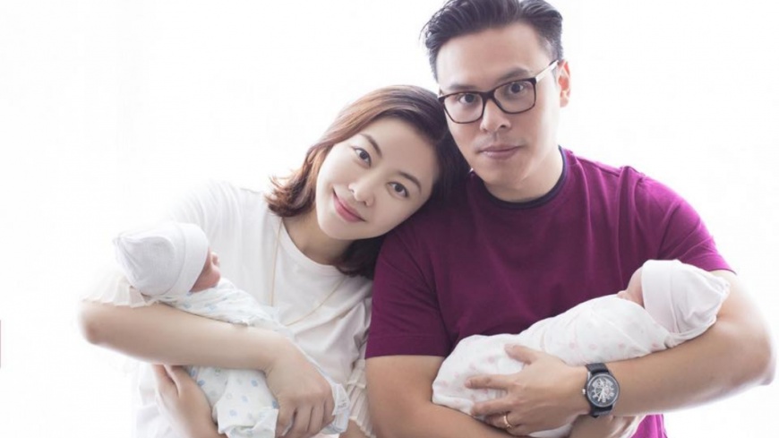 熊黛林和老公各抱一個女兒，畫面相當溫馨。圖／取自Style International Management Group臉書