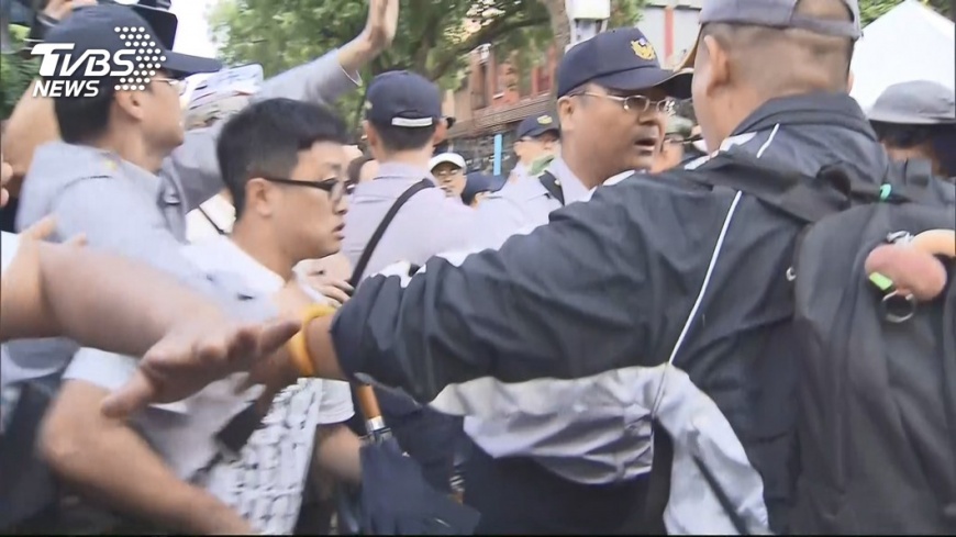 太失控!警遭拖出封鎖線 八百壯士高喊「打死他」