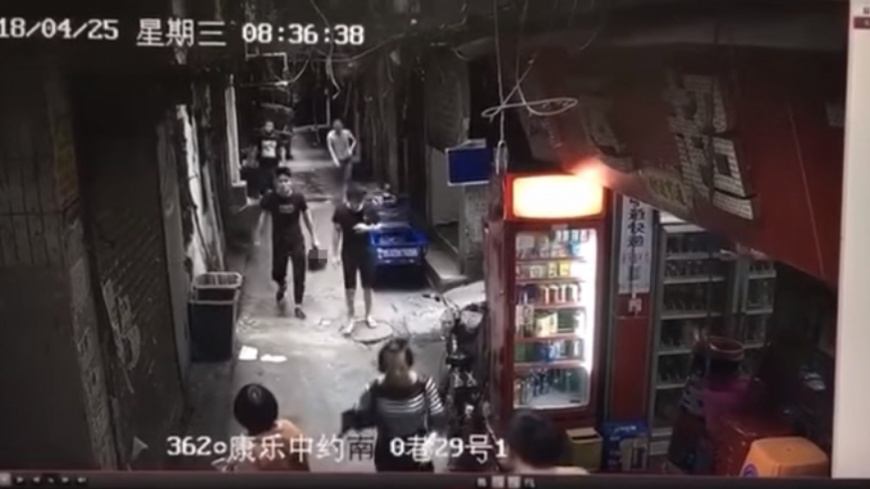 影/冷血男拎人頭上街閒晃 淡定自首:我殺了我老婆