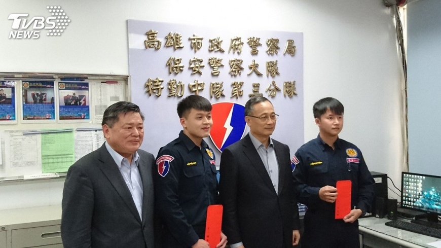 余和謙(左二)、施建安(右ㄧ)當時接受表揚。。圖/TVBS資料畫面