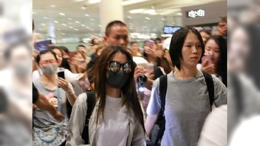 Hebe被大批失控的歌迷們包圍。圖/翻攝自微博