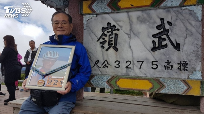 日籍騎士父捧遺照登武嶺 替兒完成未竟賽事