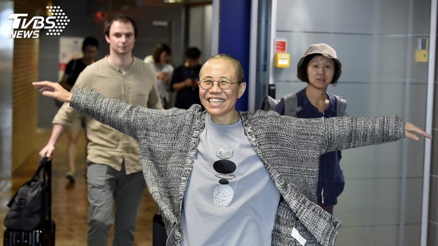 劉霞恢復自由身 開心現身赫爾辛基機場