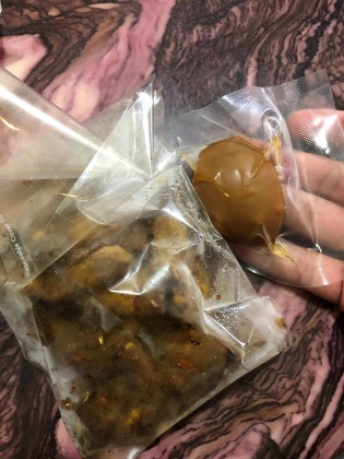 廠商寄來Q蛋與肉乾,要攝影拍出故事來。/臉書「跟著情史煌一統天下」
