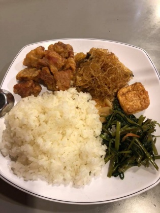 網友將便當菜整理好，拍照PO上網。／爆怨公社