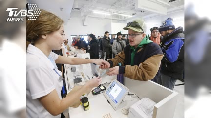 大麻合法化後,許多加拿大人搶賣大麻。/美聯社