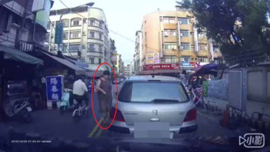車主(紅圈處)將車停在路中央,完全不覺得這樣會擋到路。圖/翻攝自臉書社團「小港人七嘴八舌聚集區」