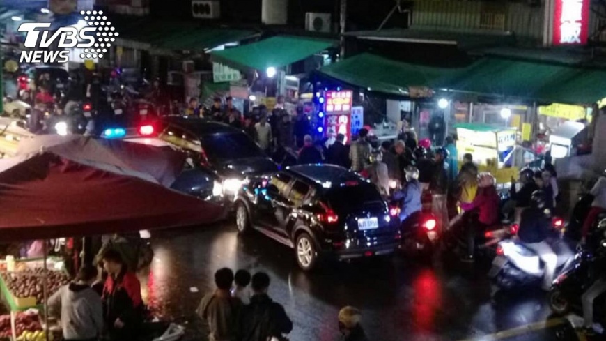 碰!警封街抓毒犯撞車 民眾以為槍響