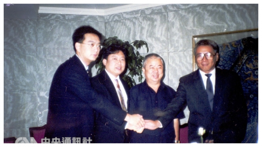 籃球是嚴凱泰(左一)除了汽車工業之外，畢生致力推動的愛好，早期與宏國集團二公子林鴻道(左二)合力推廣國內職籃運動。    圖／中央社