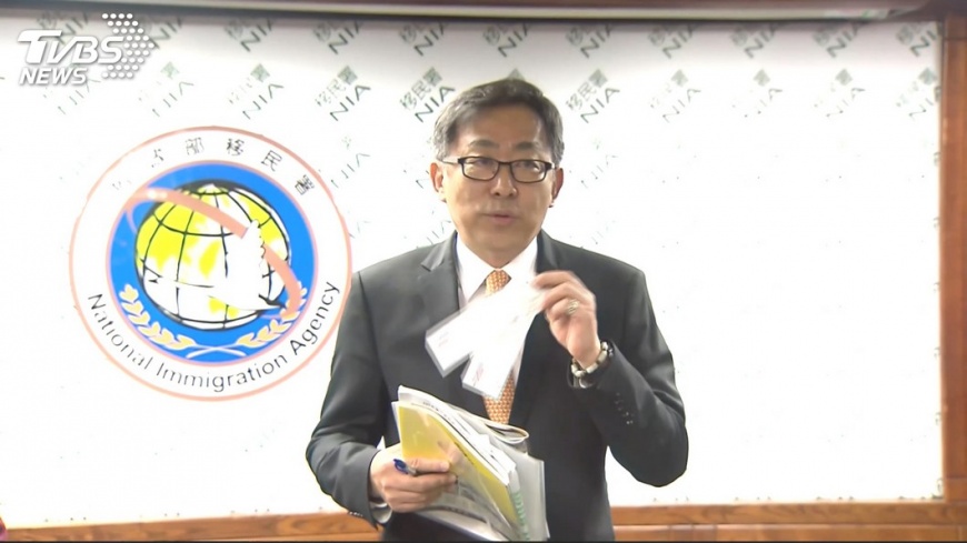 移民署長遭爆偕妻玩樂 火速被拔官