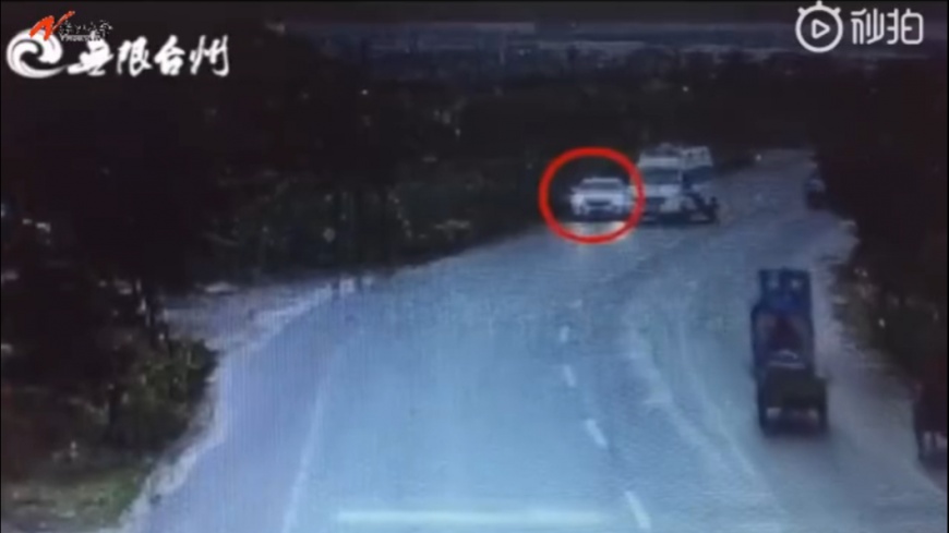 警方根據車牌號碼,找到該輛賓士。圖/翻攝自《錢江晚報》