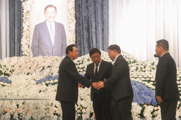 前海協會長陳雲林(左)20日以「個人名義」及「生前好友」身分來台弔唁已故前海基會董事長江丙坤，陳雲林並向江丙坤的兒子江俊德(左2)等人握手致意。／中央社