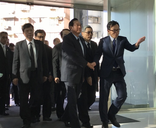 陳雲林20日下午抵達海基會弔唁海基會前董事長江丙坤，海基會副董事長兼秘書長姚人多接待。／中央社