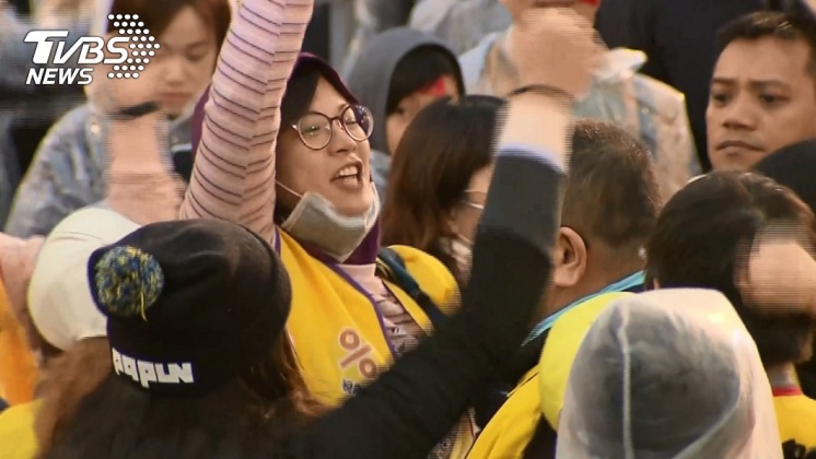 民眾高喊「法稅改革救台灣」。／TVBS