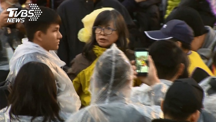 穿著黃背心的抗議民眾與維安人員發生衝突。／TVBS