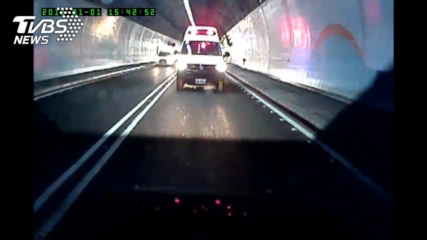 急!紅斑馬開道車護送「器官」 衝雪隧只花34分鐘