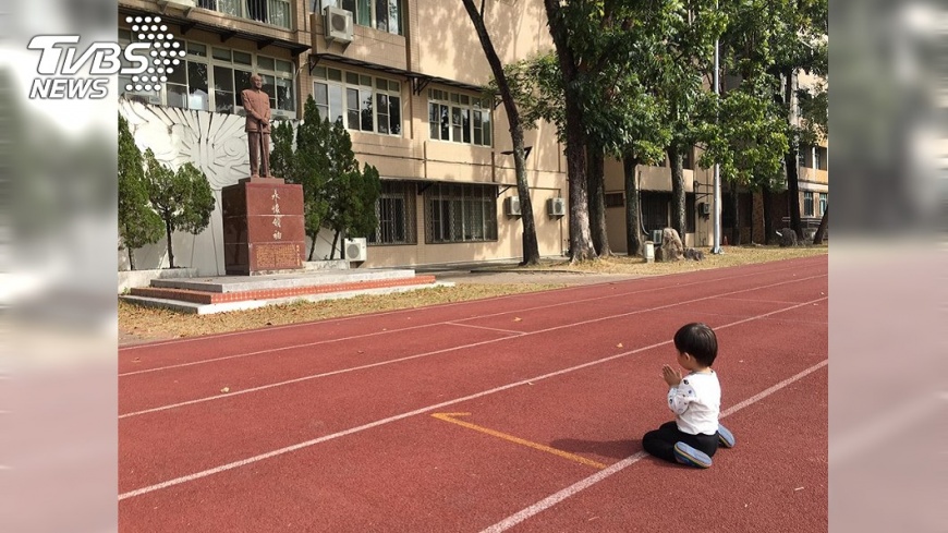 男童把蔣公銅像當神明祭拜,模樣讓媽媽覺得又好笑又無奈。圖/羅姓網友授權使用