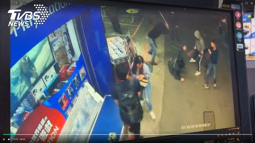 別跑！光華商場4煞持鋁棒追打　1人倒地店家滿地血
