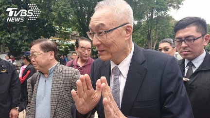 國民黨主席吳敦義說：「你可能不了解，韓國瑜的空軍是我請去的」。圖／中央社