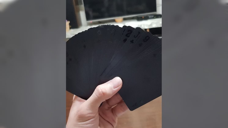 一拆開驚見一副烏漆抹黑的撲克牌。圖/翻攝自「爆廢公社」
