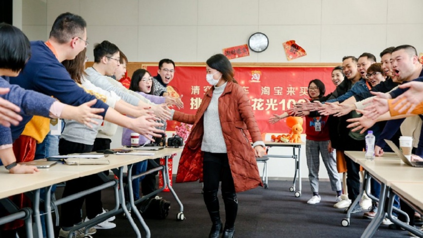 劉女和活動現場的工作人員擊掌。圖／翻攝自淘寶官方微博