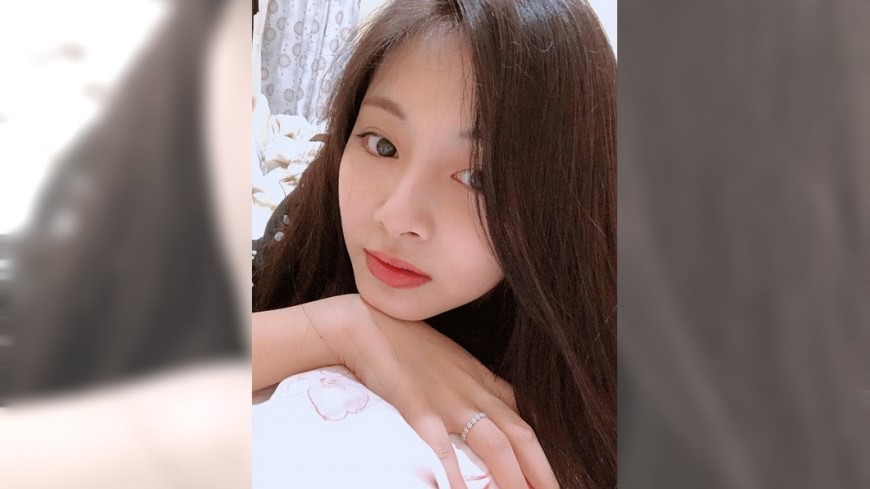 周子瑜自曬絕美床照拜年　淡妝美艷散仙氣