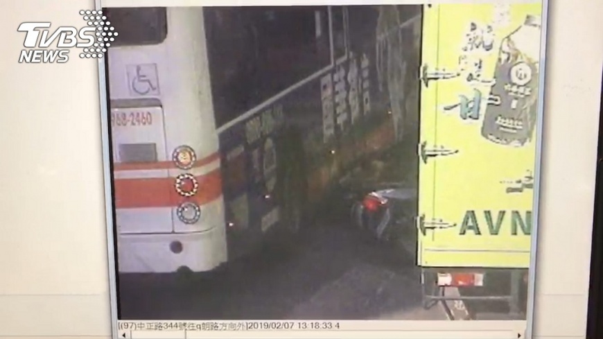 險爆頭!機車雙載擦撞倒地 後座翁遭公車拖行輾斷腿