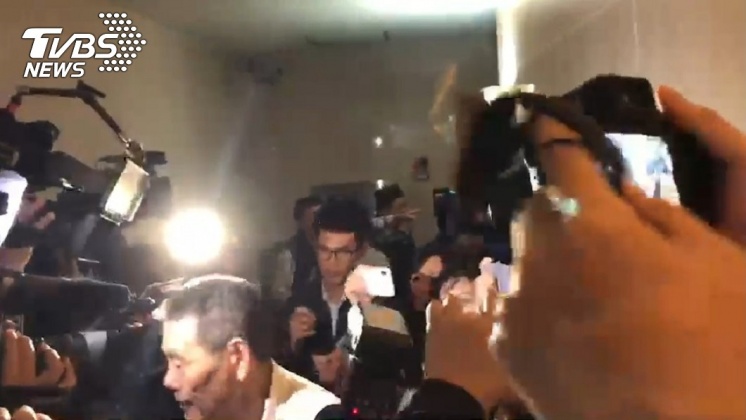 謝世謙突然走出場外，引發大批媒體關注。／TVBS