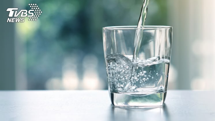郭醫師指出，早上起床1杯溫開水，30分鐘內應該可以感受到便意。示意圖／TVBS