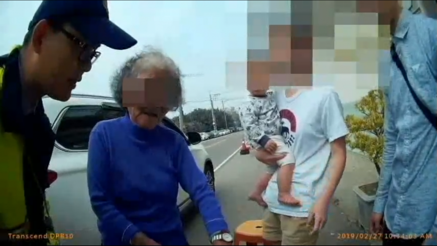走累了!迷途阿嬤見暖警「秒睡」 警借傘幫遮陽